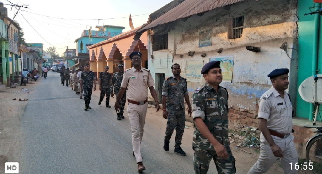कुंडहित में फ्लैग मार्च निकाल, लोगों से की शांति बनाये रखने की अपील
