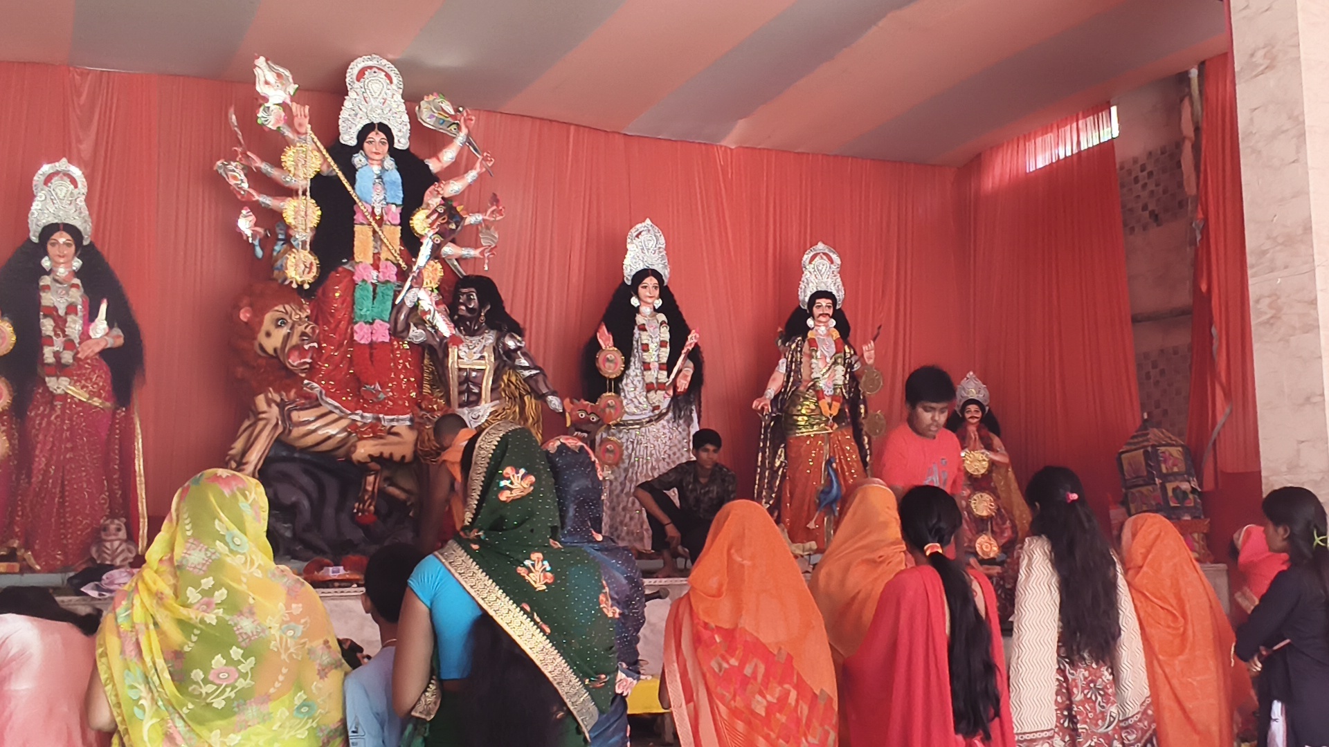 महा अष्टमी के मौके पर महिलाओं ने भरी खोइछा