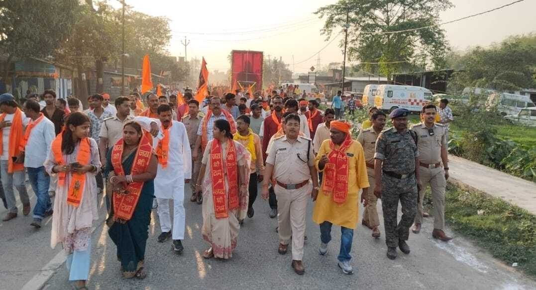 बजरंग दल कार्यकर्ताओं सहित हजारों श्रद्धालु शामिल, सुरक्षा रही पुख्ता