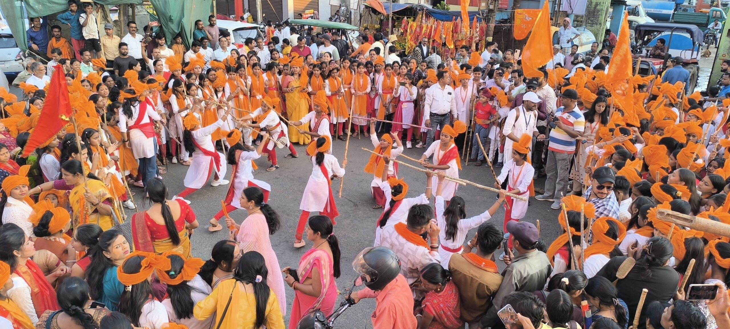 Giridih News :रामनवमी की पूर्व संध्या पर बच्चियों ने दिखाये करतब