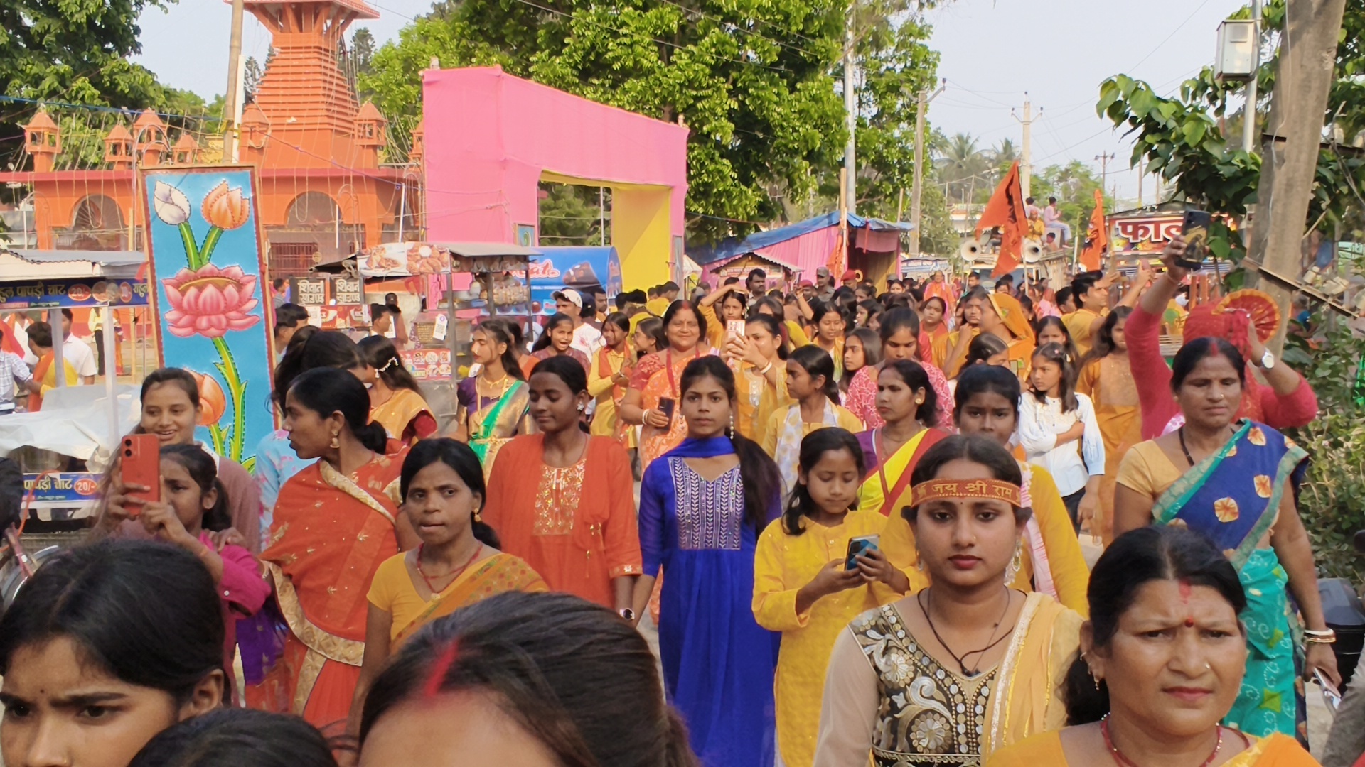जयश्रीराम के उद्घोष के साथ निकली शोभायात्रा