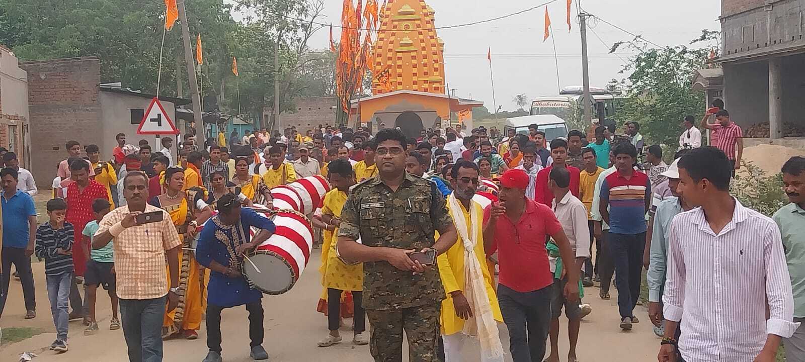 गाजे-बाजे के साथ बिंदापाथर में निकली शोभायात्रा