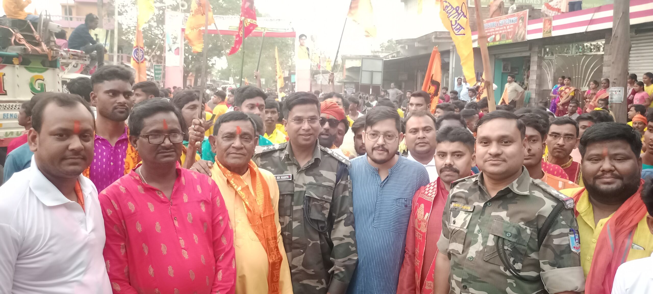 रामनवमी पर निकला आखाड़ा जुलूस, युवाओं ने दिखाये करतब