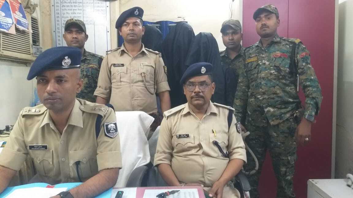 चोरी की 10 बाइकों के साथ तीन चोर गिरफ्तार, फल बेचकर करते थे रेकी