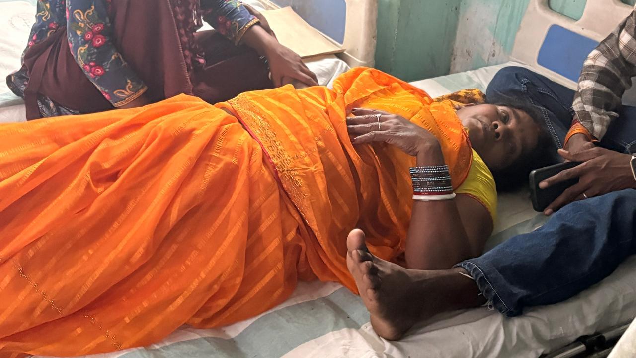 तेज रफ्तार बाइक से बचने में पलटा ऑटो, तीन घायल