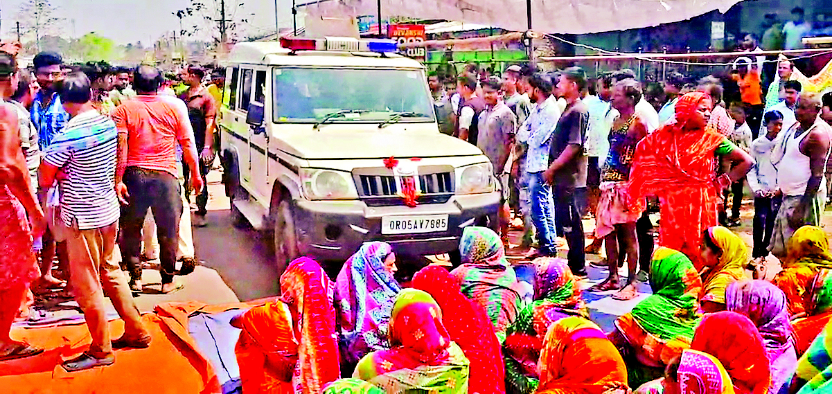 Sambalpur News: ग्रामीणों ने जीप समेत पुलिसकर्मियों को बनाया बंधक