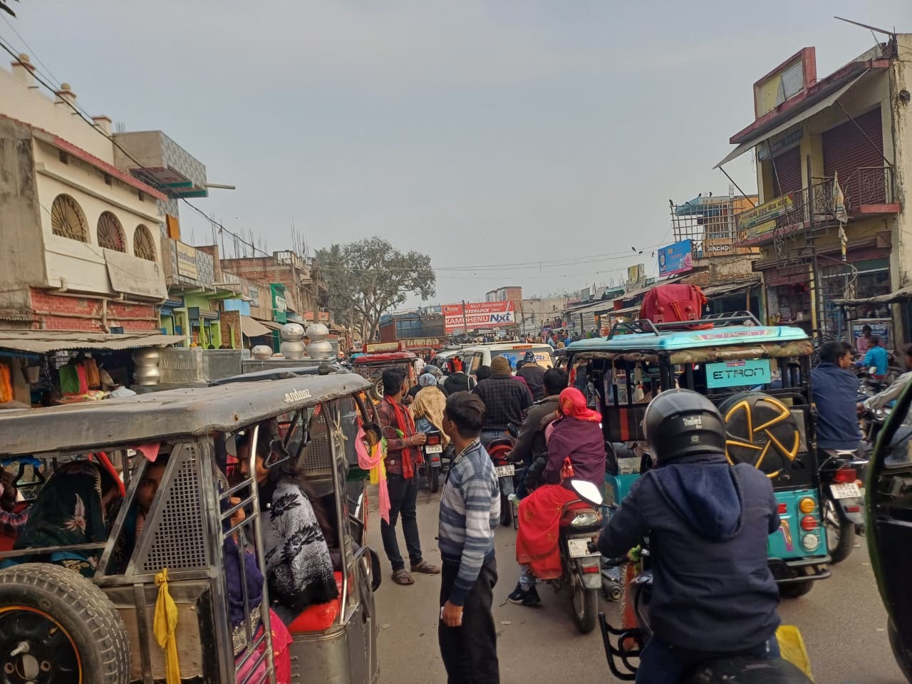 किशनपुर बाजार में अतिक्रमण से नेशनल हाईवे बढ़ी परेशानी, रोज लग रहा जाम