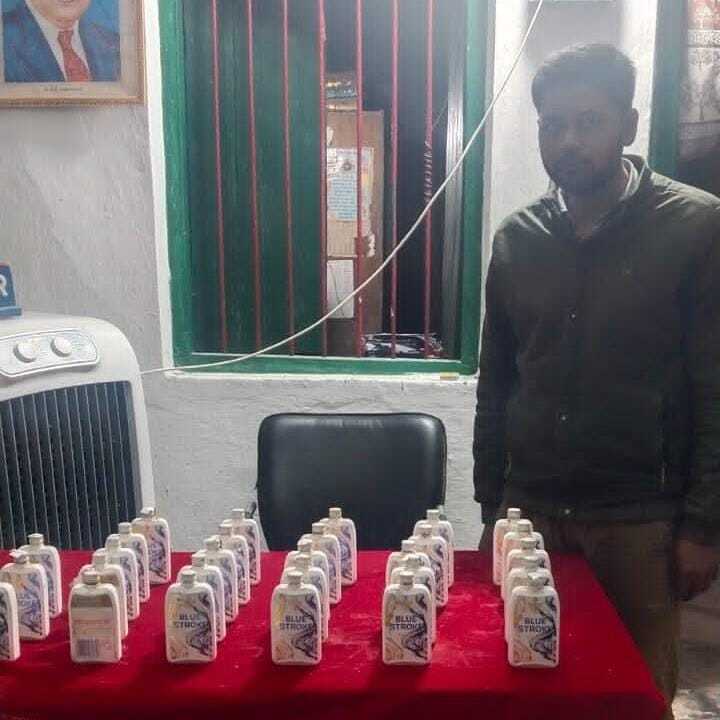 किराना दुकान से विदेशी शराब बरामद, एक कारोबारी गिरफ्तार