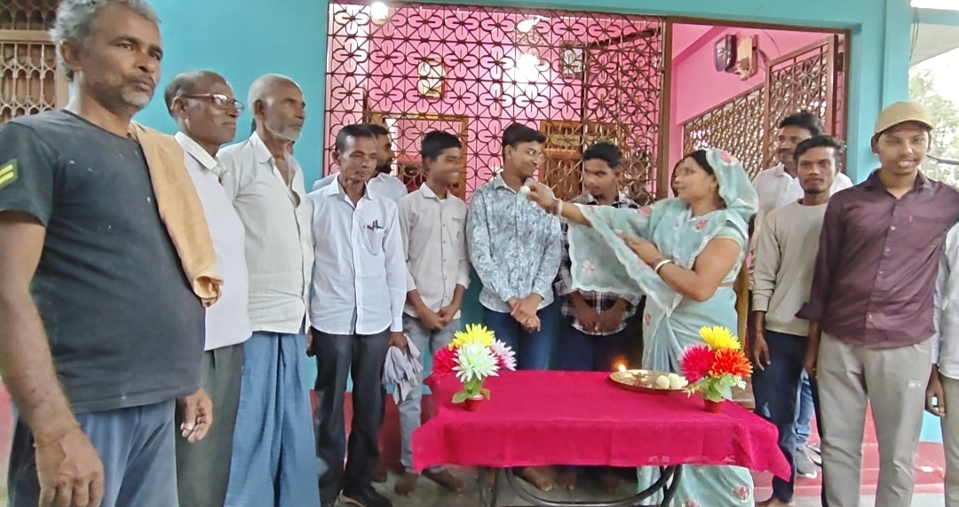 कालसर गांव में समारोह आयोजित कर मैट्रिक में जिला टॉपर को किया सम्मानित