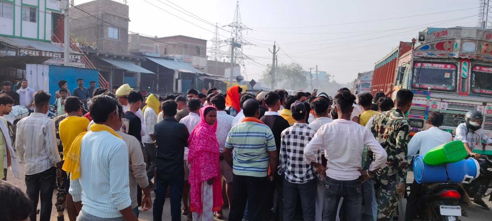 कोचस में गैस किल्लत पर बवाल, उपभोक्ताओं ने दो घंटे तक स्टेट हाइवे किया जाम