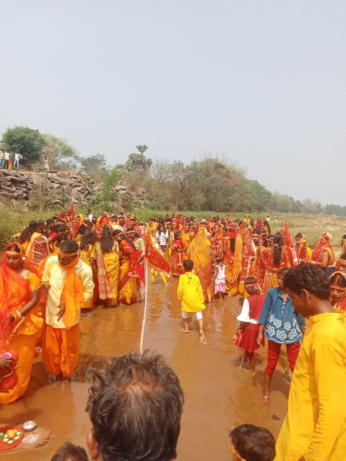 सारवां : बनवरिया पंचायत में धूमधाम से निकली कलश यात्रा