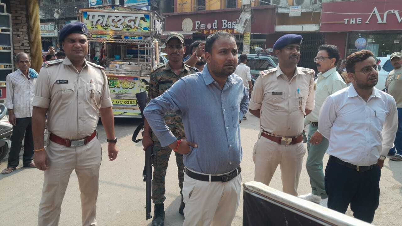 एलपीजी संकट : सदर एसडीओ ने शहर के मिठाई दुकान व रेस्टोरेंटों में की छापेमारी, 13 गैस सिलिंडर जब्त