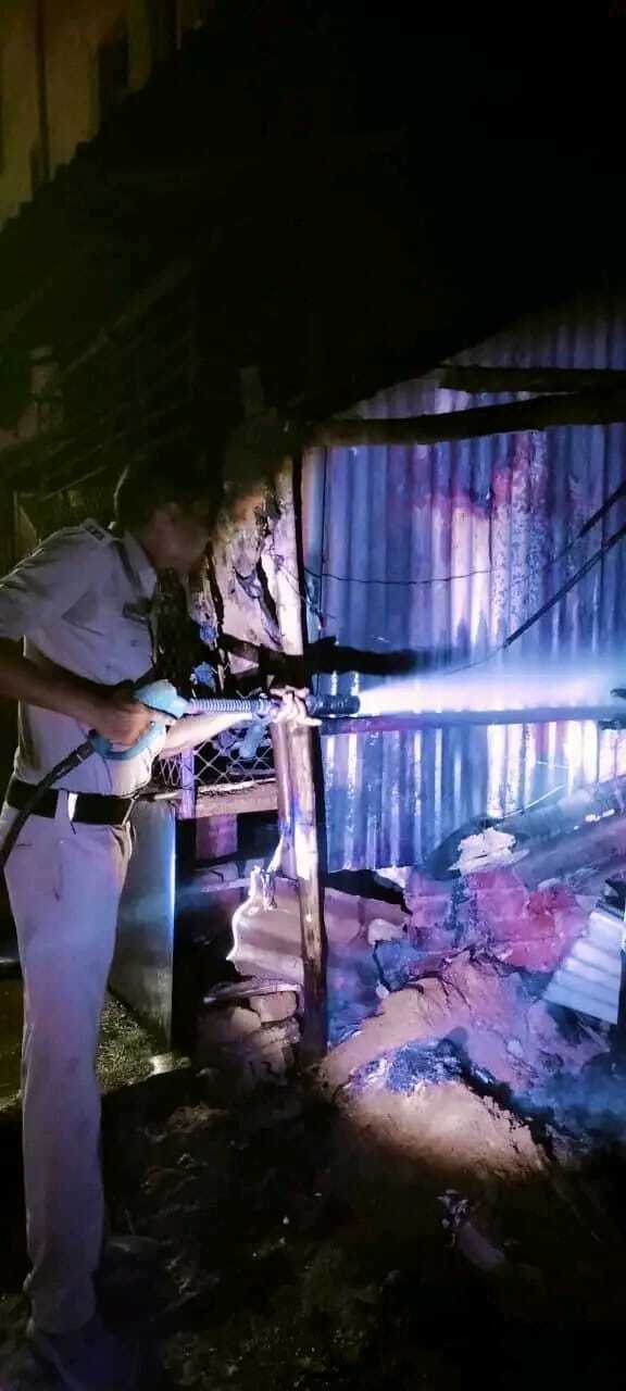 Deoghar news : होटल में देर रात शॉर्ट सर्किट से लगी आग, अफरातफरी के बीच कई सामान जले
