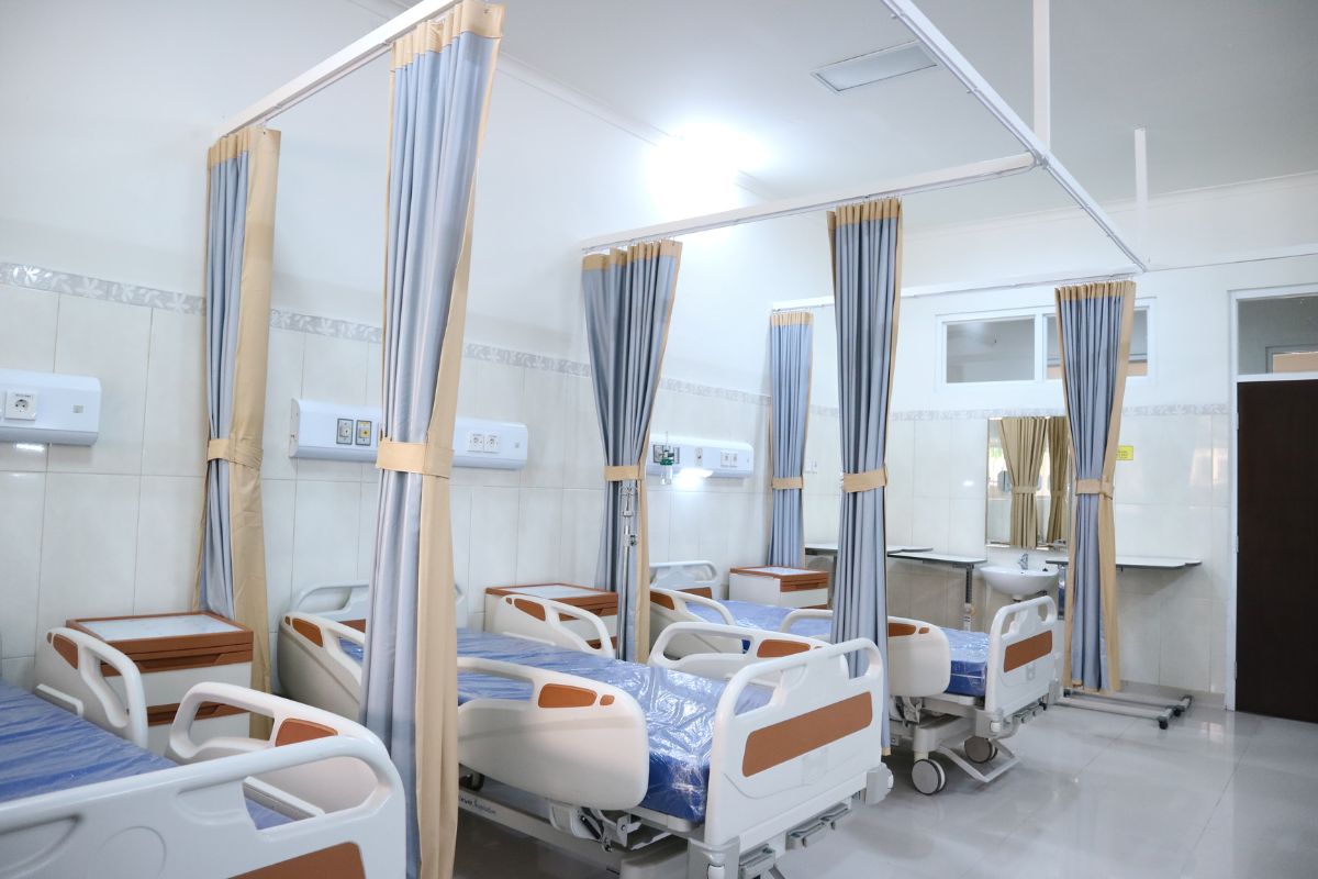 धनबाद के SNMMCH में डॉक्टरों की कमी, कैथलैब और फीमेल मेडिसिन वार्ड बंद