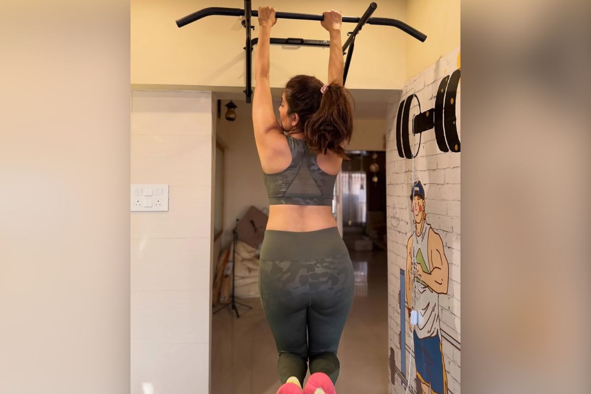 monalisa on pull up bar