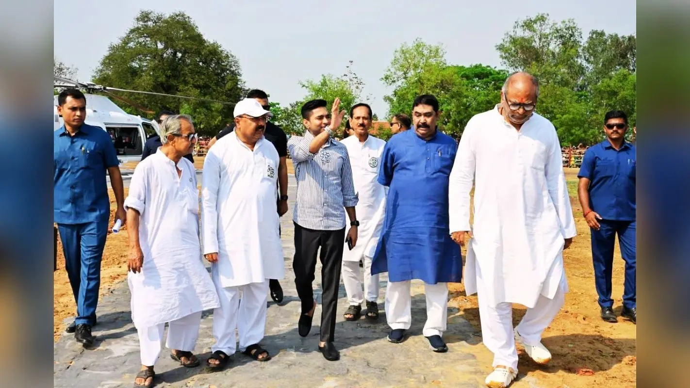 राम के नाम पर हुड़दंग और तलवारें मंजूर नहीं, बीरभूम में भाजपा पर बरसे अभिषेक बनर्जी, मंच में लगी आग