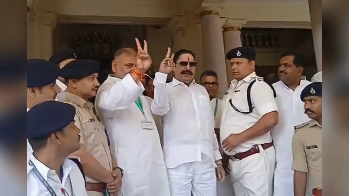 बेऊर जेल से वोट देने पहुंचे अनंत सिंह, विधानसभा में दिखाया विक्ट्री का साइन