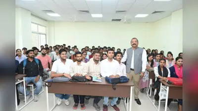 बॉडीगार्ड्स के साथ क्लास लेने पहुंचे मंत्री अशोक चौधरी, बोले- नर्वस हूं, पढ़ाने से पहले खुद पढ़ा सिलेबस