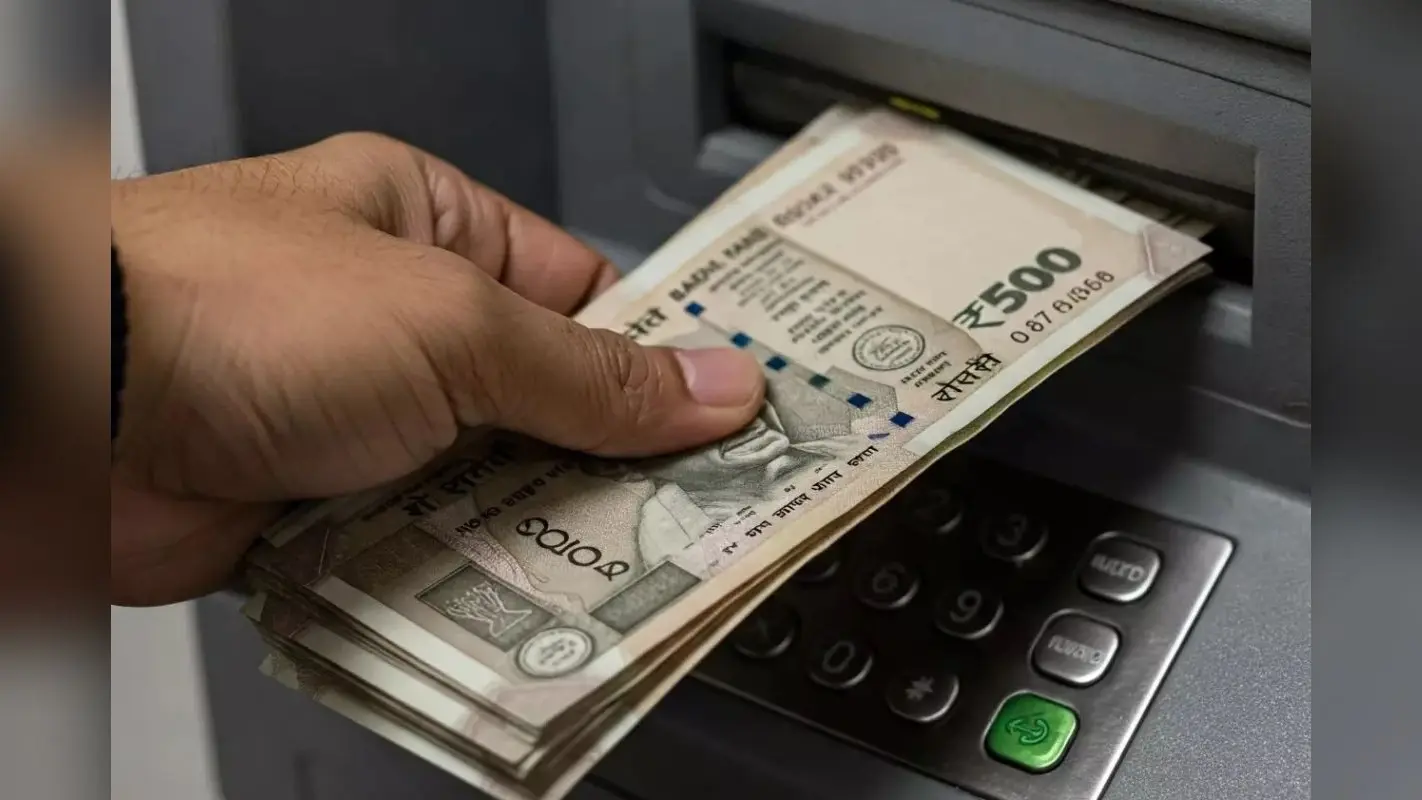 अब ATM से पैसे निकालना होगा महंगा, 1 अप्रैल से बदल रही है इन बैंकों की फ्री ट्रांजैक्शन लिमिट