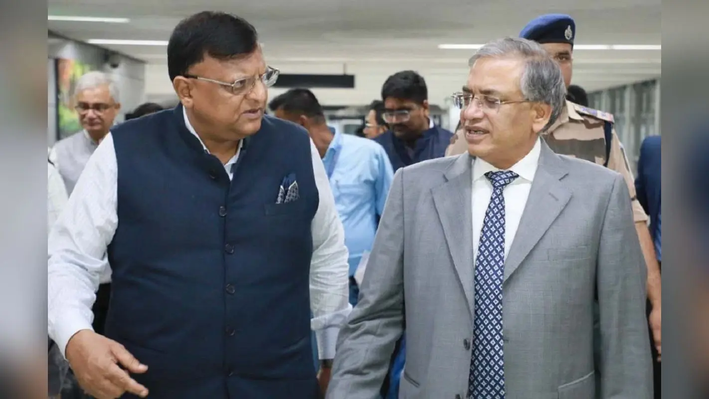 कोलकाता के कालीघाट पहुंचे चुनाव आयुक्त ज्ञानेश कुमार ने की मंदिर में पूजा, बाहर लगते रहे वापस जाओ के नारे