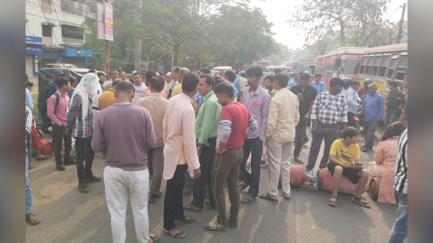 बंगाल में गैस सिलेंडर की किल्लत, आसनसोल में सड़क पर उतरे गुस्साये लोग