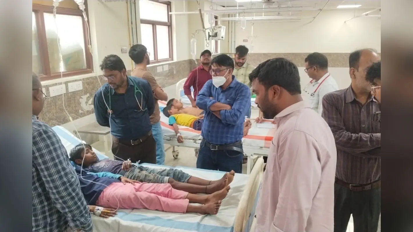 बिहार के इस जिले में पानी पीते ही उल्टी करने लगे 12 बच्चे, स्कूल में हड़कंप, क्या बोले डॉक्टर