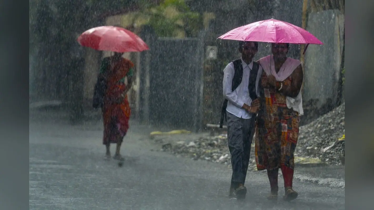 बिहार के 19 जिलों में तेज बारिश का अलर्ट, अगले तीन दिनों में गिरेगा पारा, IMD ने जारी की एडवाइजरी