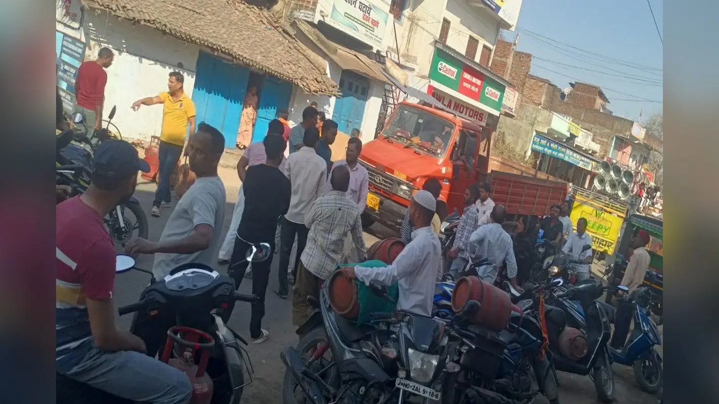 झारखंड के चतरा में रसोई गैस की कालाबाजारी या किल्लत? गुस्साए ग्राहकों ने एजेंसी मालिक के घर को घेरा