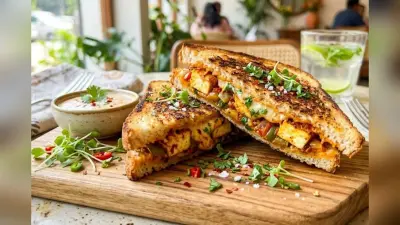 शाम में नाश्ते में खाना है कुछ चटपटा तो बनाएं चिली गार्लिक पनीर सैंडविच