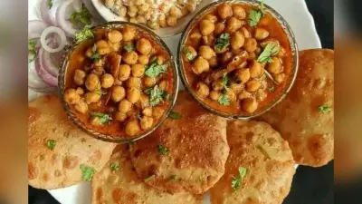 ढाबा-स्टाइल छोले और मूंग दाल पूरी: शेफ संजीव कपूर की बताई रेसिपी से घर पर बनाएं दिल्ली वाला स्वाद