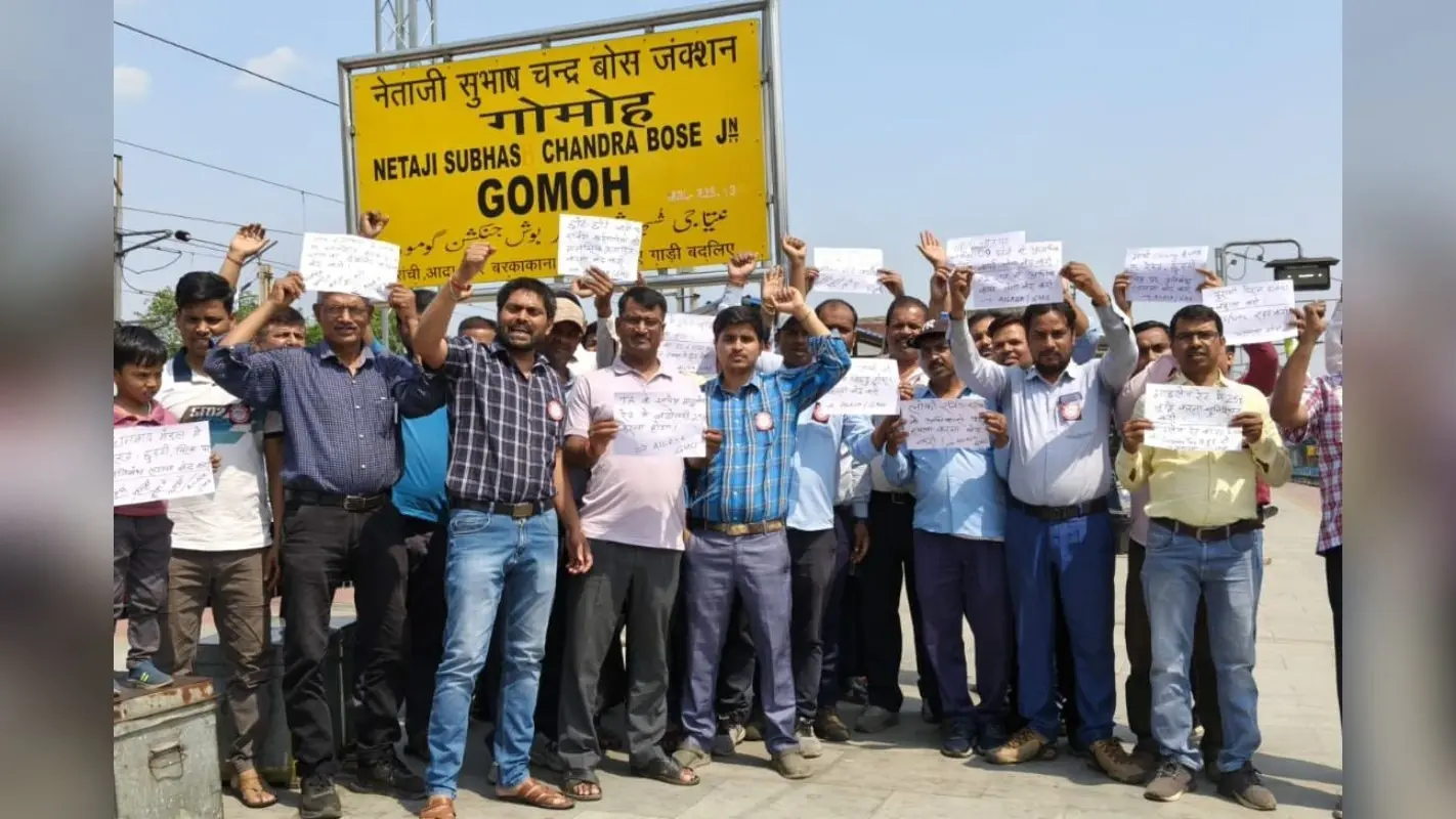 रेलकर्मियों का हल्ला बोल: जंतर-मंतर में चल रहे धरने के समर्थन में धनबाद में प्रदर्शन, केंद्र सरकार को चेताया