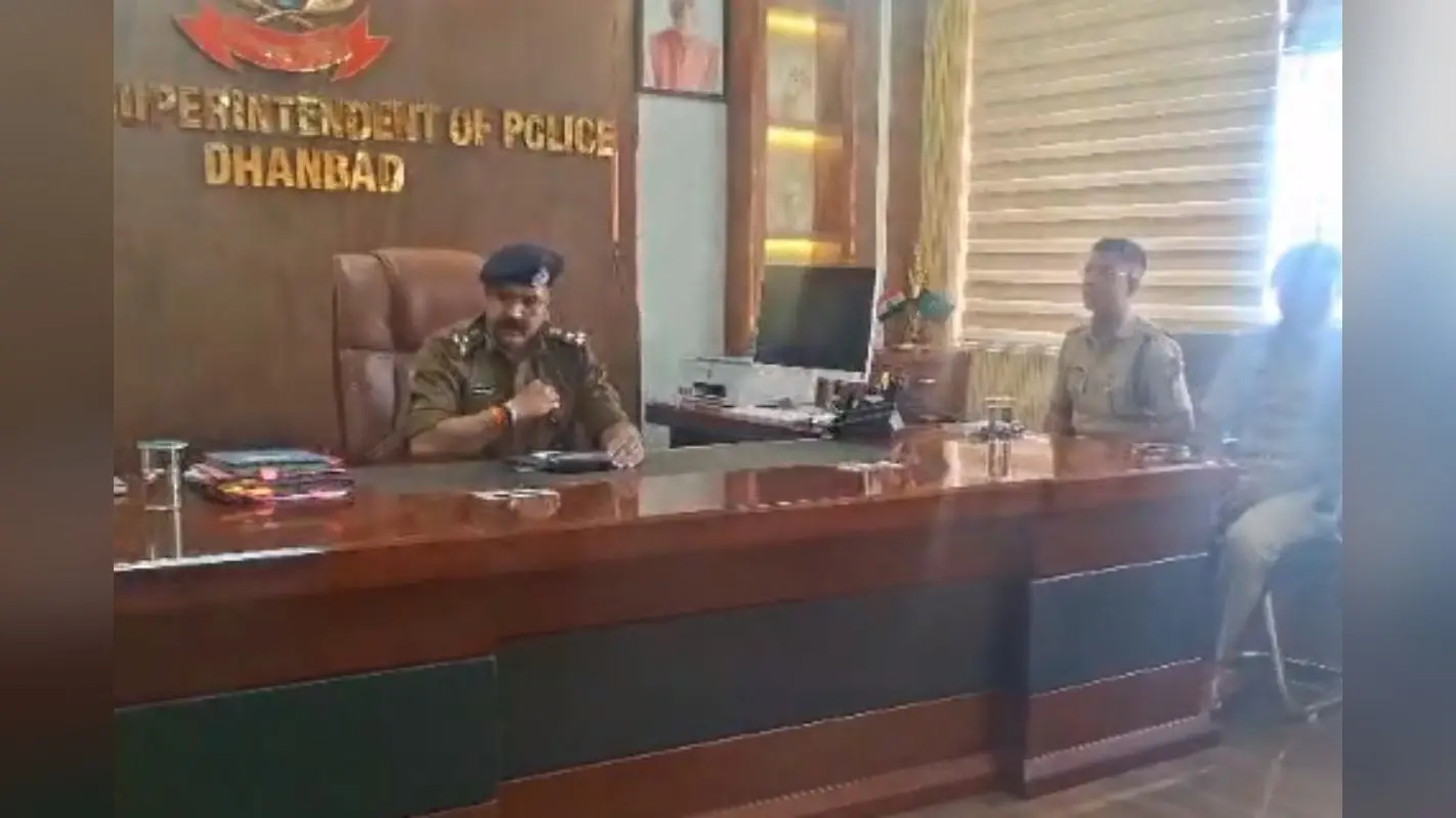 धनबाद में खाकी का ‘डांस’ वायरल, लेडी अफसर भोजपुरी गाने पर वर्दी में जमकर थिरकीं
