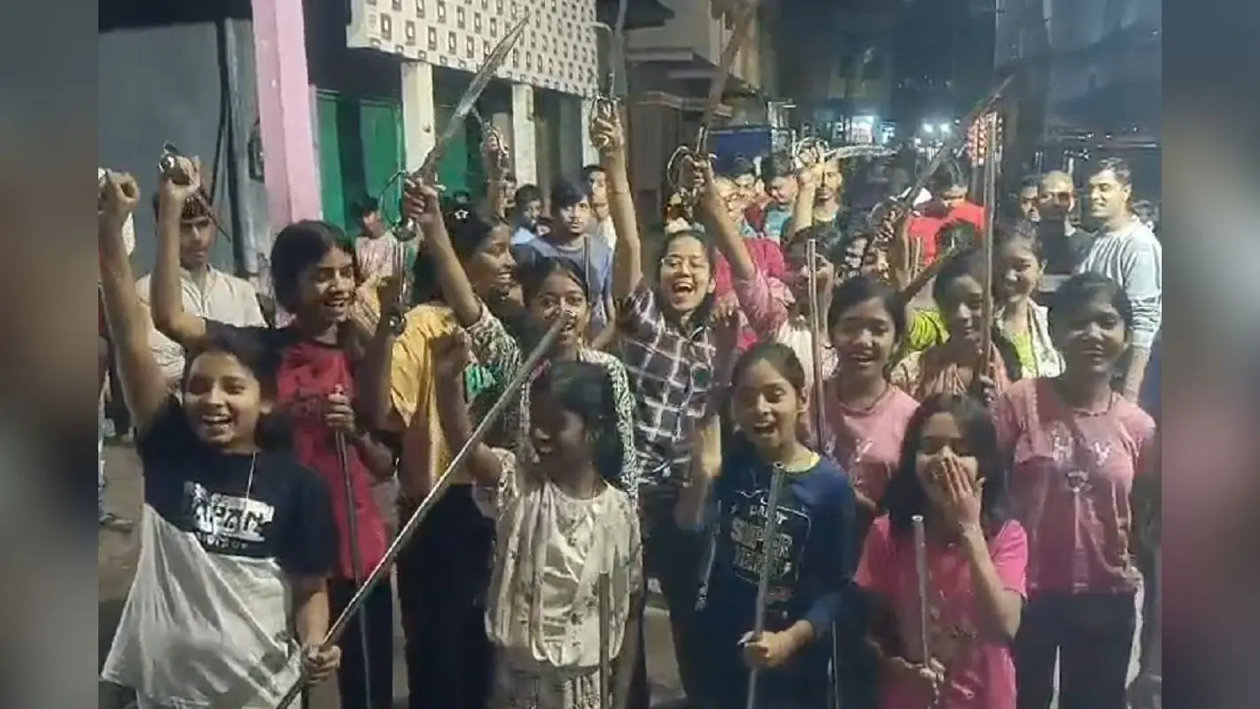 रामनवमी के जुलूस में धनबाद की बेटियों का दिखेगा हुनर, अखाड़ों में बहा रहीं पसीना