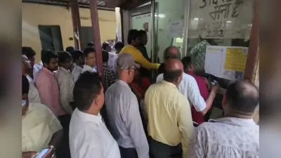 धनबाद में स्मार्ट मीटर बना मुसीबत, सैकड़ों घरों की बिजली कटने से उपभोक्ताओं का हंगामा