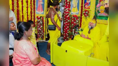 Video: हाथ जोड़कर राष्ट्रपति द्रौपदी मुर्मू पहुंचीं आश्रम, बोले संत प्रेमानंद महाराज- राधे-राधे