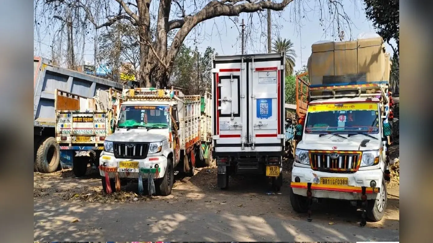 दुमका के टीन बाजार में पूजा सामग्री की दुकान में लगी भीषण आग, लाखों का सामान जलकर राख