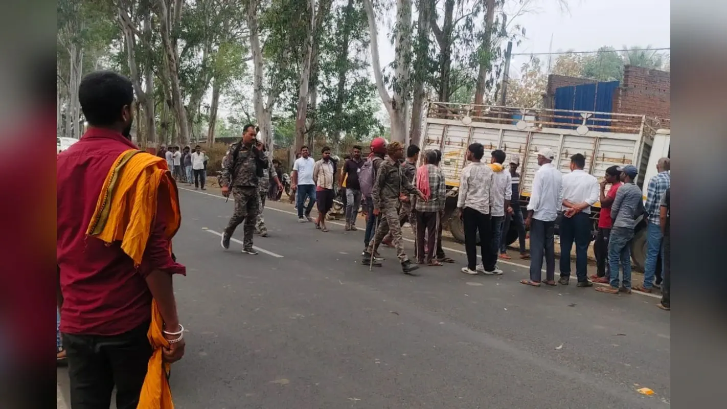 दुमका में ‘यमदूत’ बना मिनी ट्रक: बाइक सवार 2 युवकों को बेरहमी से रौंदा, लाश देख दहल उठे लोग