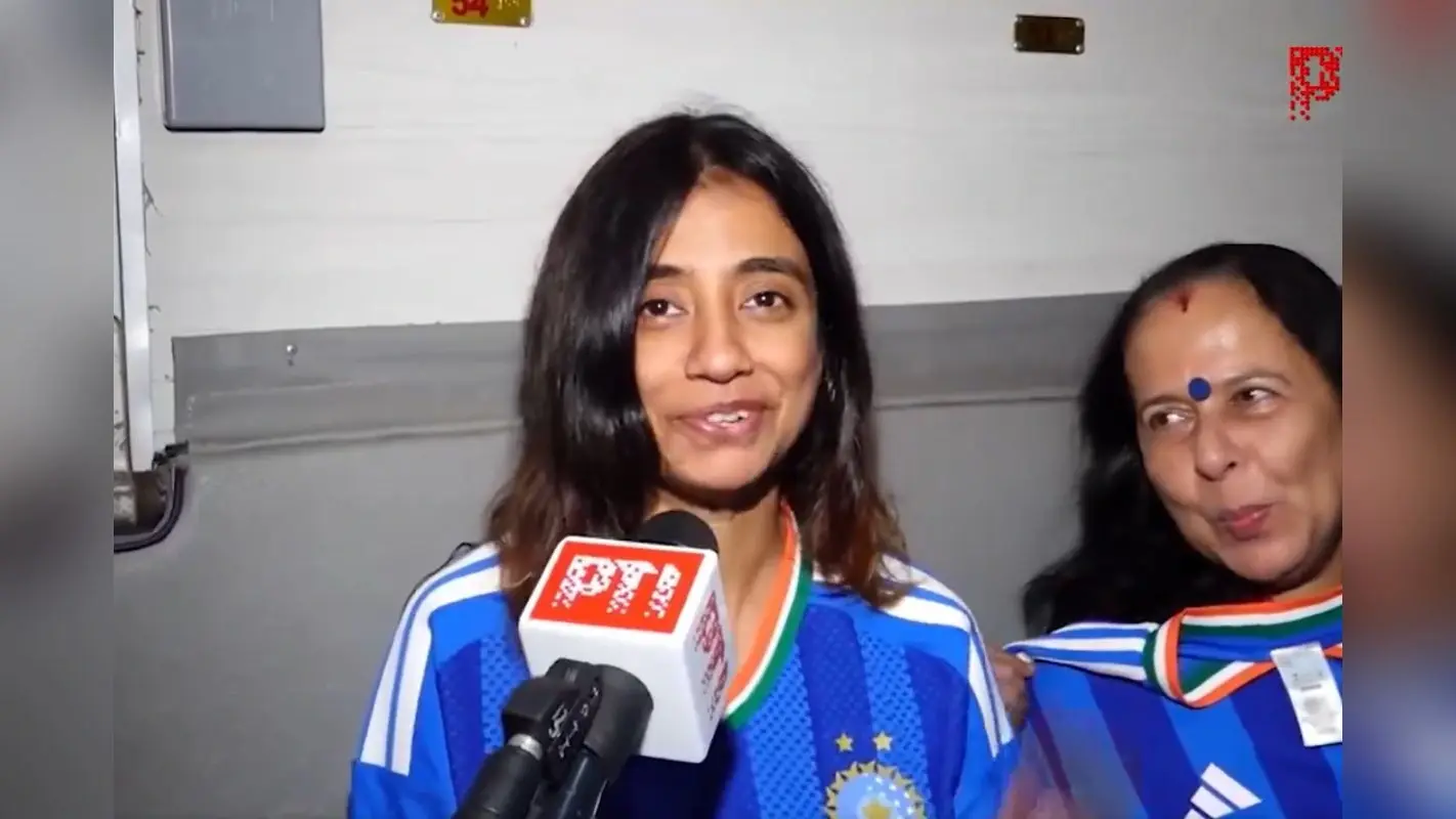 T20 वर्ल्ड कप फाइनल : बुम.. बुम.. बुमराह चिल्लाने लगी महिला, ट्रेन में दिखा गजब का जोश
