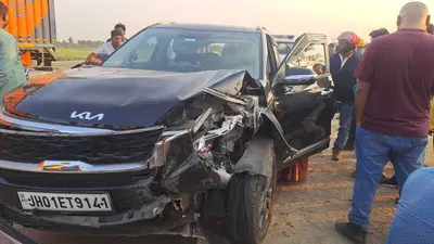 रांची से मुजफ्फरपुर जा रही बेकाबू कार ने पहले बाइक को रौंदा, फिर ट्रक में जा घुसी