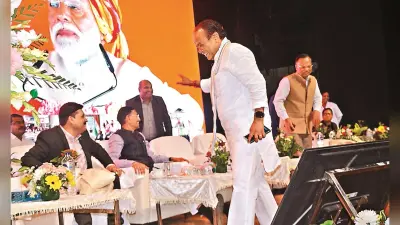 स्क्रीन पर संजय सेठ ने पीएम का भाषण चलाया, इसमें कांग्रेस का जिक्र होने पर इरफान उठ कर चले गये