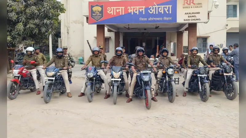 ओबरा में पुलिस ने किया फ्लैग मार्च, शांति से पर्व मनाने की अपील