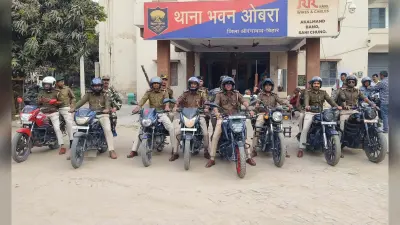 ओबरा में पुलिस ने किया फ्लैग मार्च, शांति से पर्व मनाने की अपील