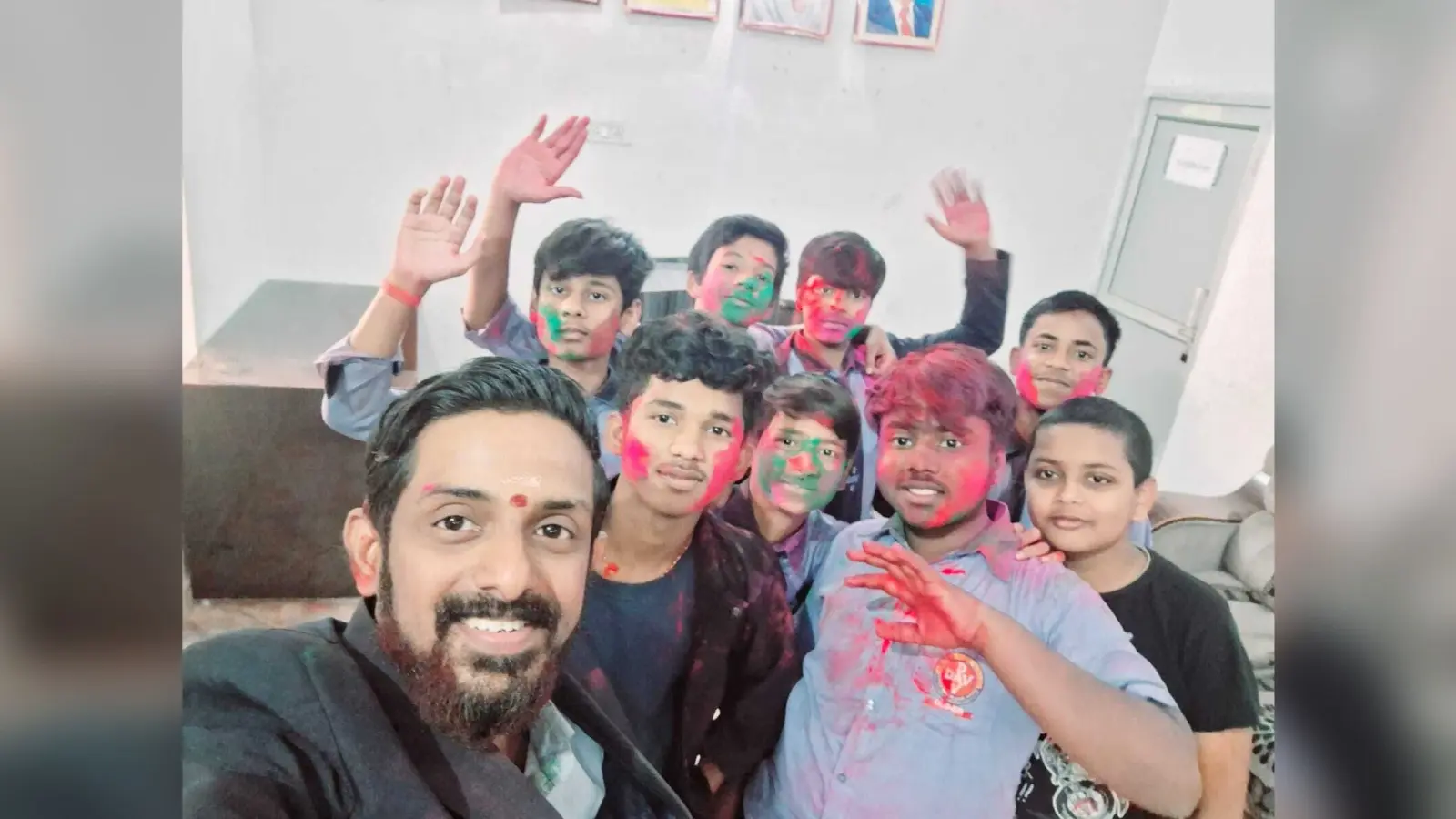रासायनिक रंगों से बचें, इको फ्रेंडली होली मनाएं