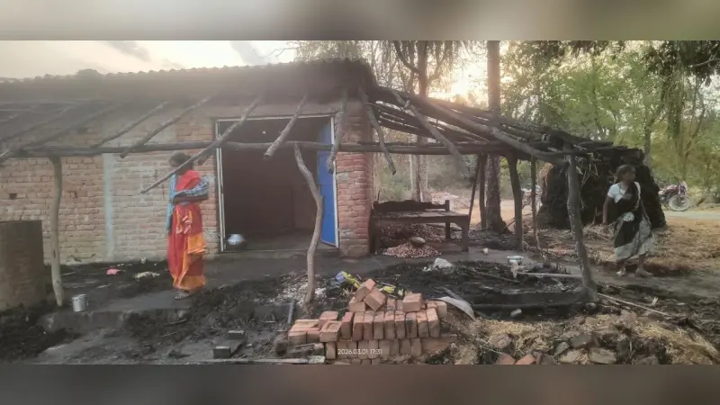 चूल्हे की चिंगारी से घर में लगी आग, हजारों के सामान जलकर राख
