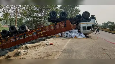 हाइवे के नीचे पलटा ट्रक, चालक-खलासी सुरक्षित