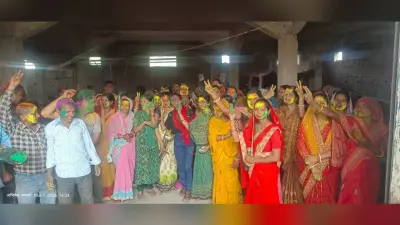जीविका दीदियों के होली मिलन समारोह में जमकर उड़े गुलाल