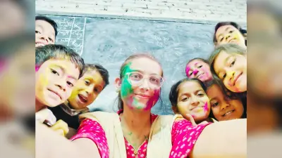 गुरूकुर इंटरनेशनल स्कूल में बच्चों ने एक दूसरे को लगाया अबीर गुलाल