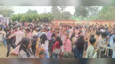 चढ़ने लगा फगुवा का सुरूर, बिखरने लगे होली के रंग