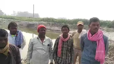 गोलहा गांव में मुआवजे को लेकर किसानों का प्रदर्शन