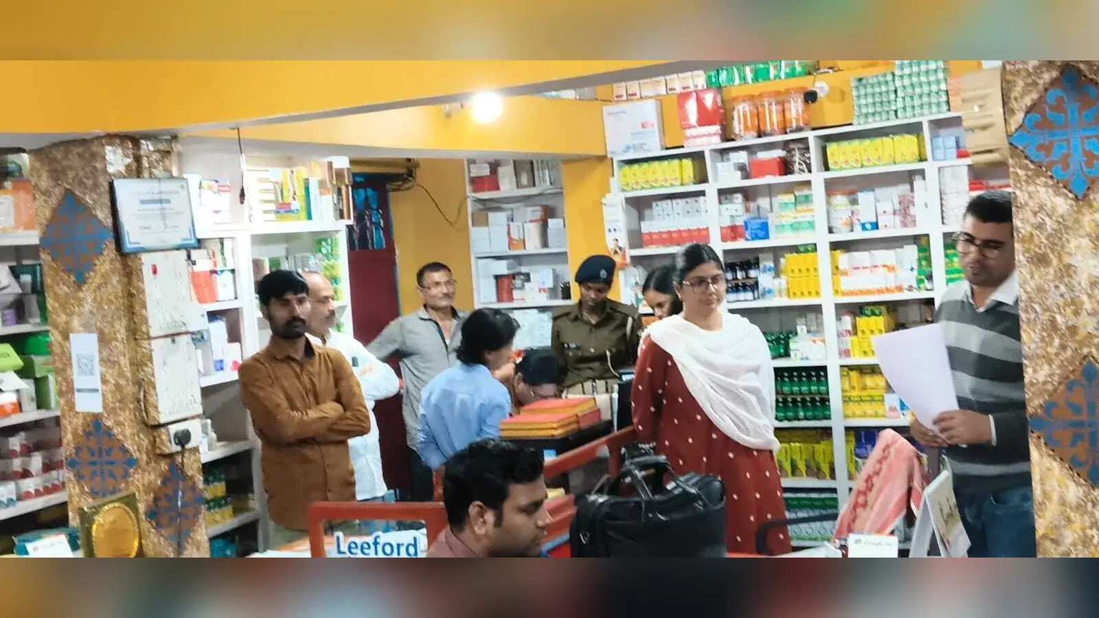 प्रतिबंधित दवाओं की चोरी छुपे बिक्री होने की शिकायत पर दुकानों में हुई छापेमारी